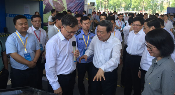 天下“清静生产月”和 “清静生产万里行”运动在江阴启动 清华大学公共清静研究院携Bevictor伟德科技受邀加入启动仪式 天下“清静生产月”和 “清静生产万里行”运动在江阴启动 清华大学公共清静研究院携Bevictor伟德科技受邀加入启动仪式